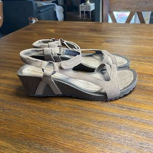 TEVA Cabrillo Wedge Suede Sandal Tan/Brown Size 8.5